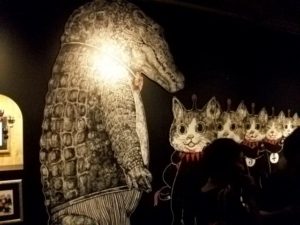 ポーラミュージアムアネックスで11月20日まで開かれるヒグチユウコさんによる「ギュスターヴ（GUSTAVE）くん」の会場風景。原画を拡大したオブジェまで壁に貼り付け、会場全体を絵本の世界に再現している。